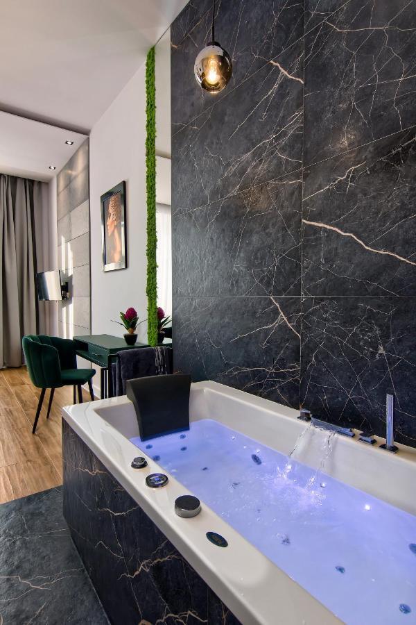 Apartament Czarny Z Jacuzzi Kraków Exteriör bild